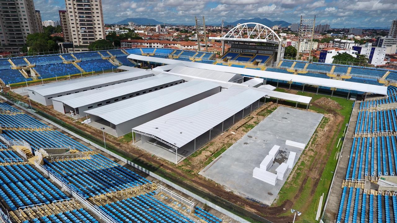 estrutura sendo construída em estádio